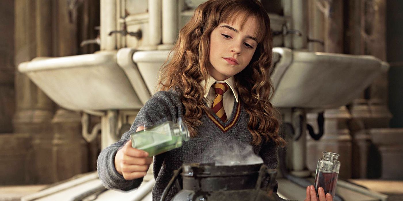 Emma Watson como Hermione Granger em Harry Potter 2 preparando a Poção Polissuco