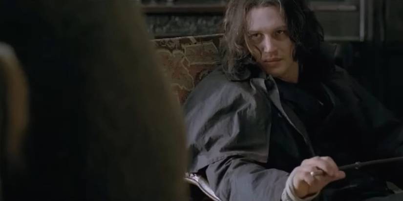 Heathcliffe em uma cadeira em Wuthering Heights.