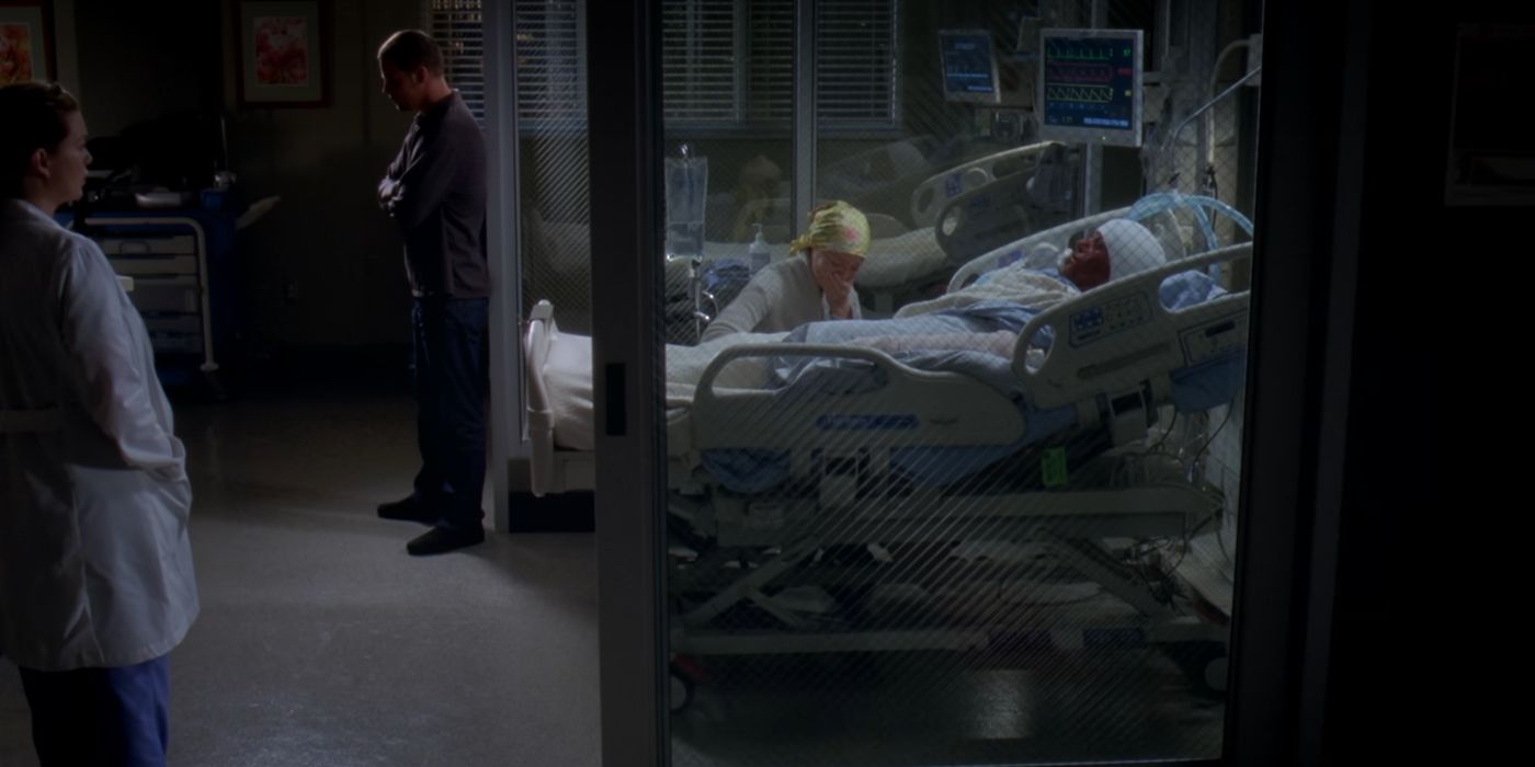 Izzie Stevens mourning George O'Malley's death with Alex Karev and Meredith Grey in Grey's Anatomy.