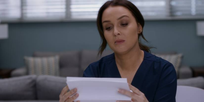 Jo Wilson lendo a carta de Alex Karev em Grey's Anatomy.