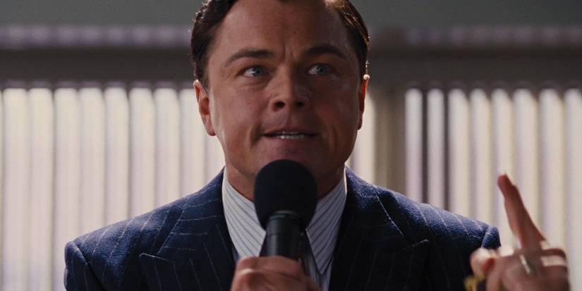 Jordan (Leonardo DiCaprio) falando no palco em The Wolf of Wall Street