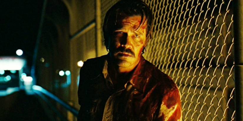 Josh Brolin coberto de sangue em No Country for Old Men.