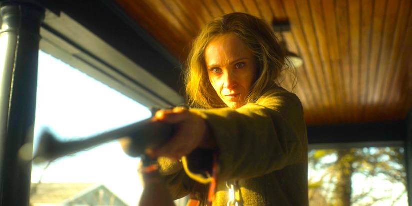 Juno Temple richtet in einer dramatischen Szene aus dem Finale der fünften Staffel von Fargo wild ein Gewehr
