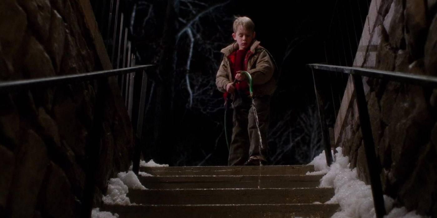 Kevin Setting Traps Home Alone: 15 Deadliest Traps Kevin Ever Made, Ranked