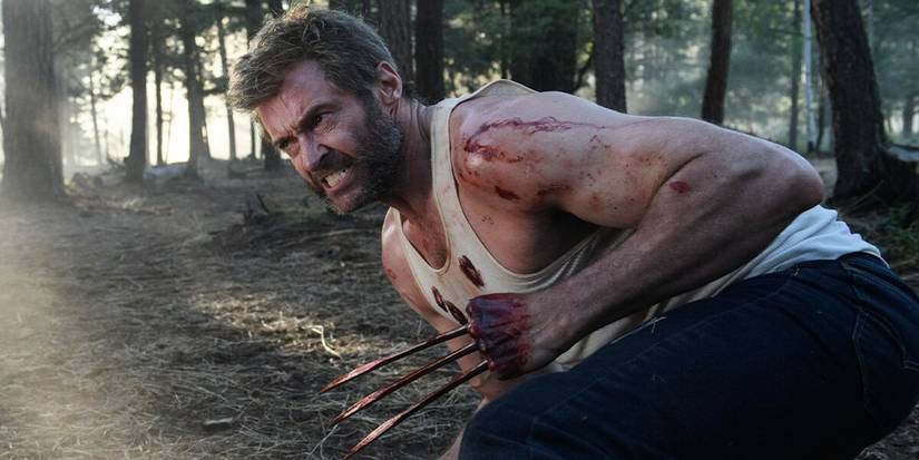 Hugh Jackman como Wolverine, visivelmente ferido e furioso.