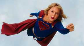 Melissa Benoist's Supergirl flying in the Arrowverse