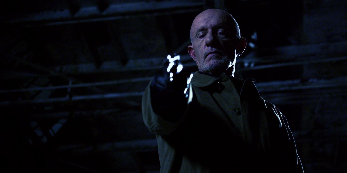 Mike Ehrmantraut aponta uma arma em Better Call Saul