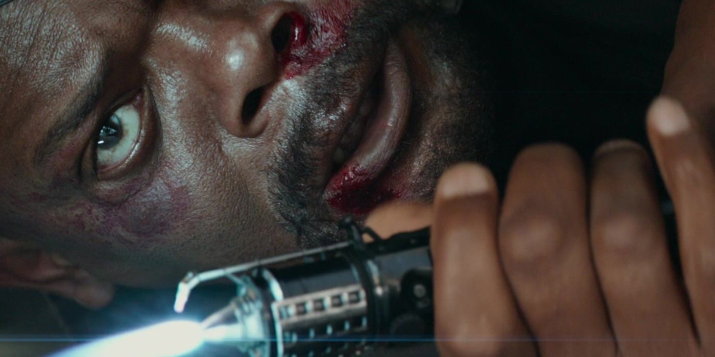 Nick Fury acende uma pequena lanterna em Capitão América: O Soldado Invernal