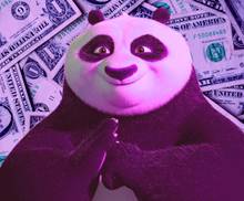 По (Джек Блэк) из "Кунг-фу Панда", улыбающийся, окруженный деньгами