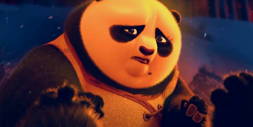 Мать По, выглядящая обеспокоенной над протянутыми лапами младенца По в "Kung Fu Panda 2"