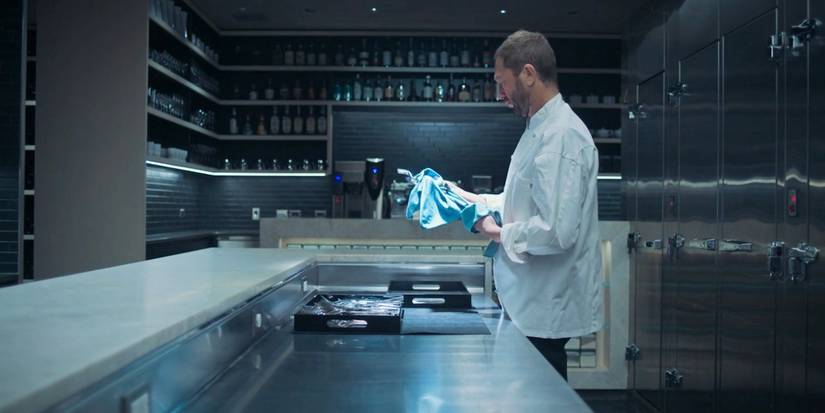 Richie limpando talheres no episódio