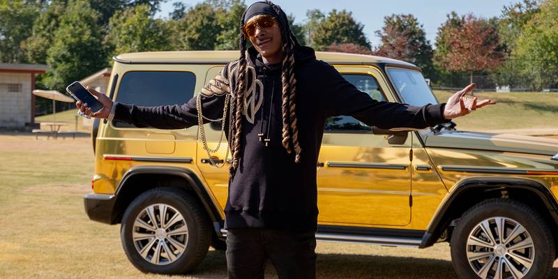 Snoop Dogg davanti a una Mercedes dorata in The Underdoggs