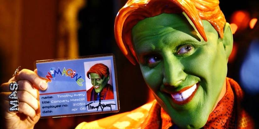 Jamie Kennedy segurando um cartão de identificação como o novo Máscara em Son of the Mask