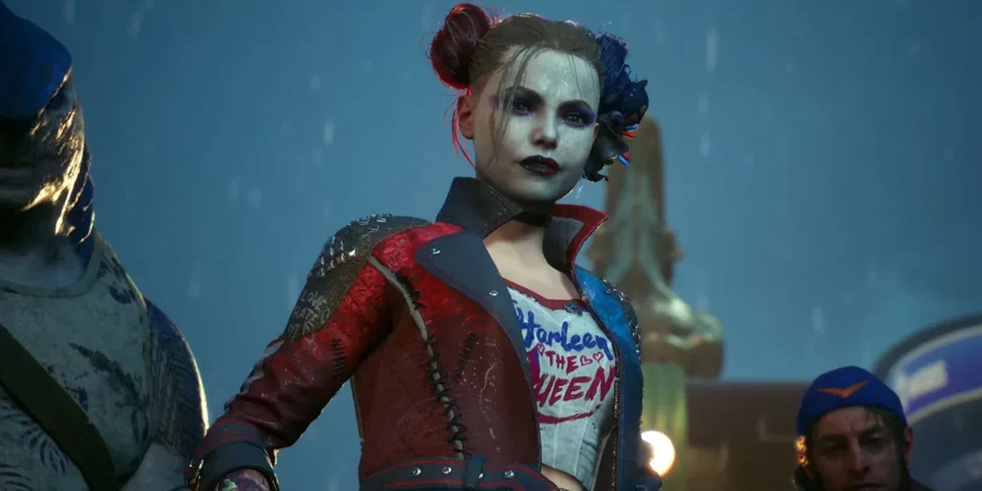 Harley Quinn está na chuva, olhando para algo fora da câmera