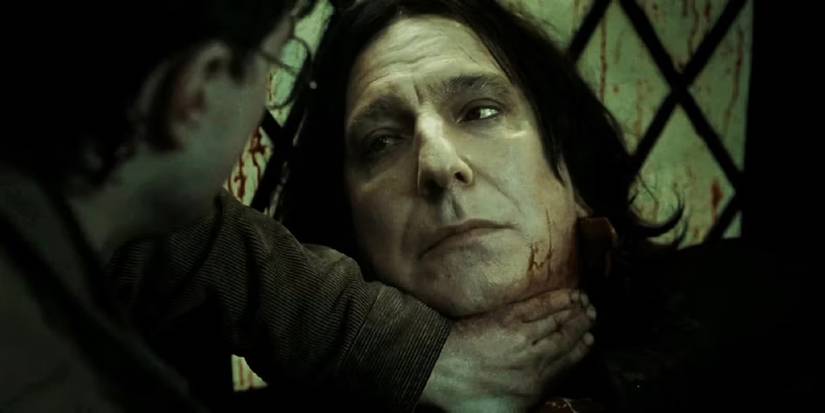 Alan Rickman como Severus Snape morrendo nos braços de Harry em Harry Potter e as Relíquias da Morte: Parte 2