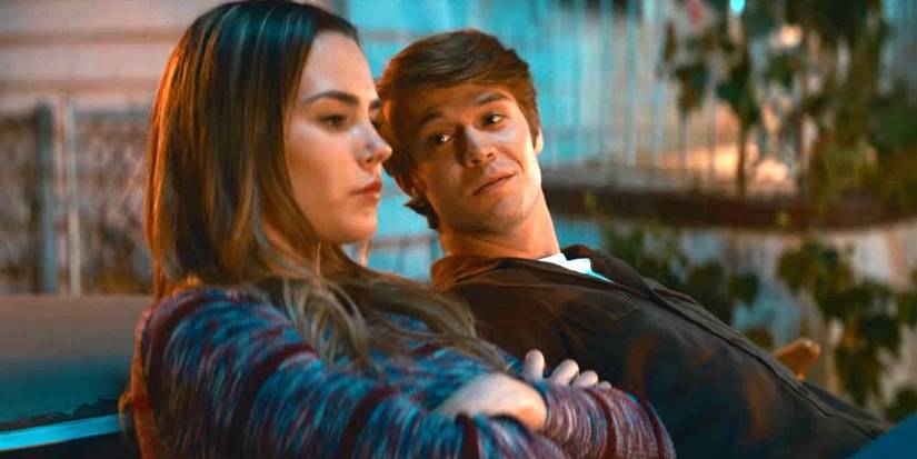 Колин Форд в роли Рики Хилл и Сиена Бьорнеруд в роли Грейси Шанз, сидящие вместе в фильме "The Hill".