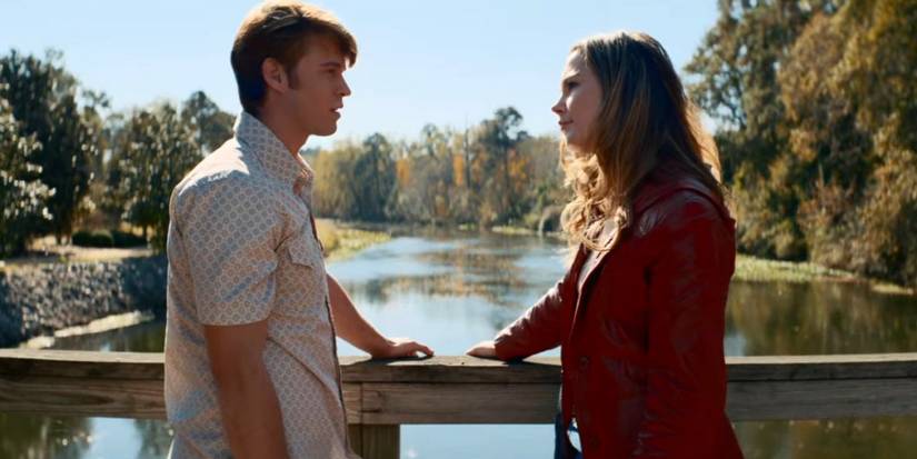 Колин Форд в роли Рики Хилл и Сиена Бьорнеруд в роли Грейси Шанз, смотрящие друг на друга на мосту в фильме "The Hill".