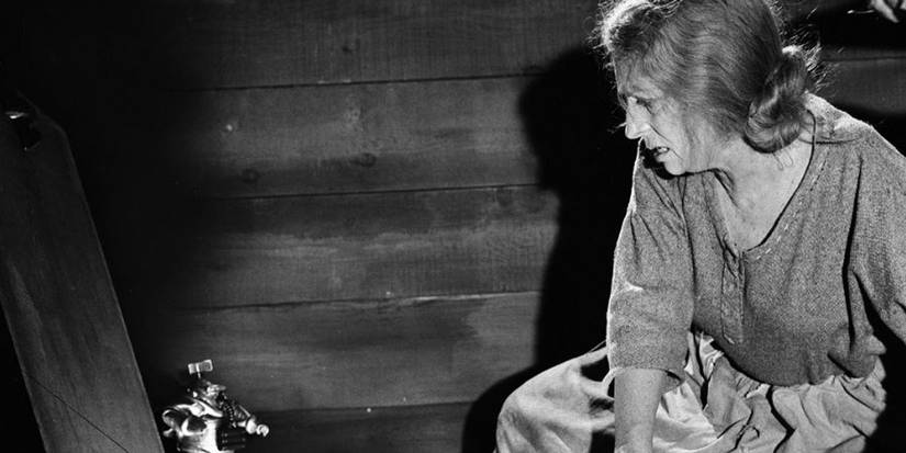 Os invasores se aproximam da mulher (Agnes Moorehead) em Twilight Zone