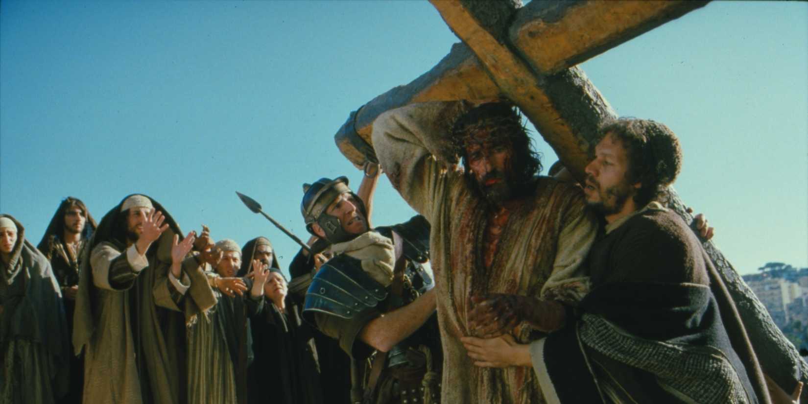 Jesus carrying the cross in The Pᴀssion of the Christ