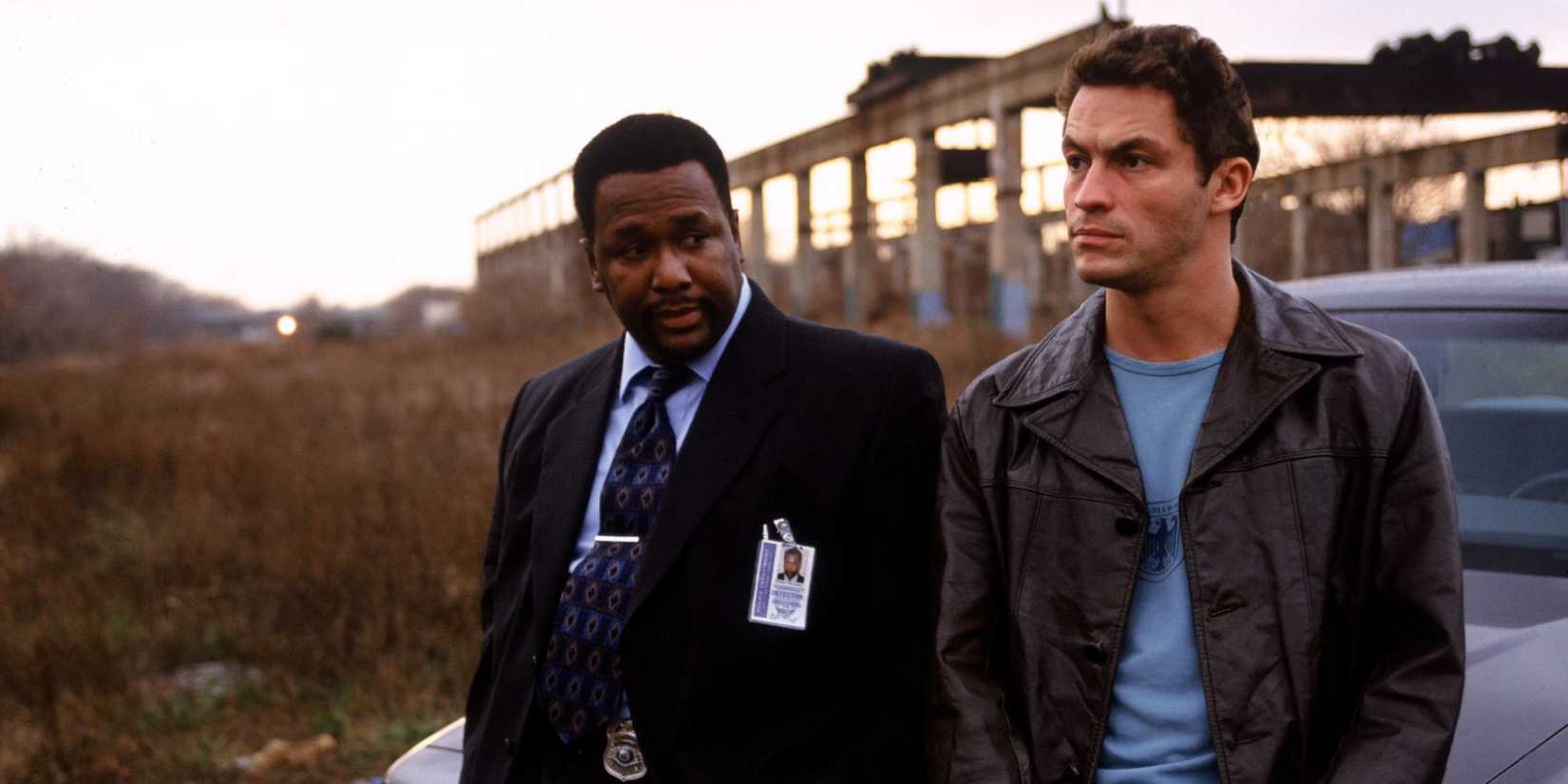 McNulty and Bunk sit on their car in The Wire