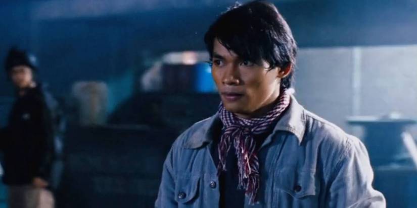 Tony Jaa com expressão séria em O Protetor 2005