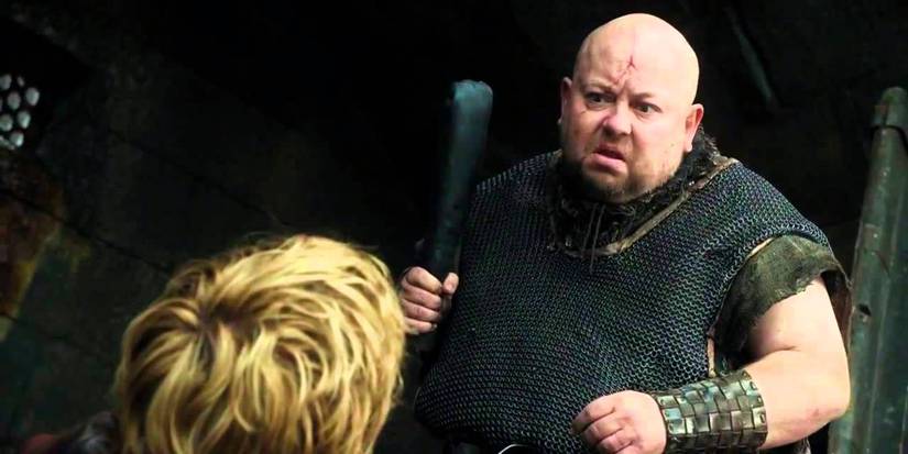 Mord espancando Tyrion com um porrete em Game of Thrones, temporada 1