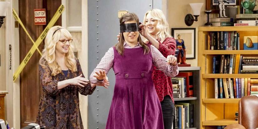 Penny e Bernadette com Amy vendada em The Big Bang Theory