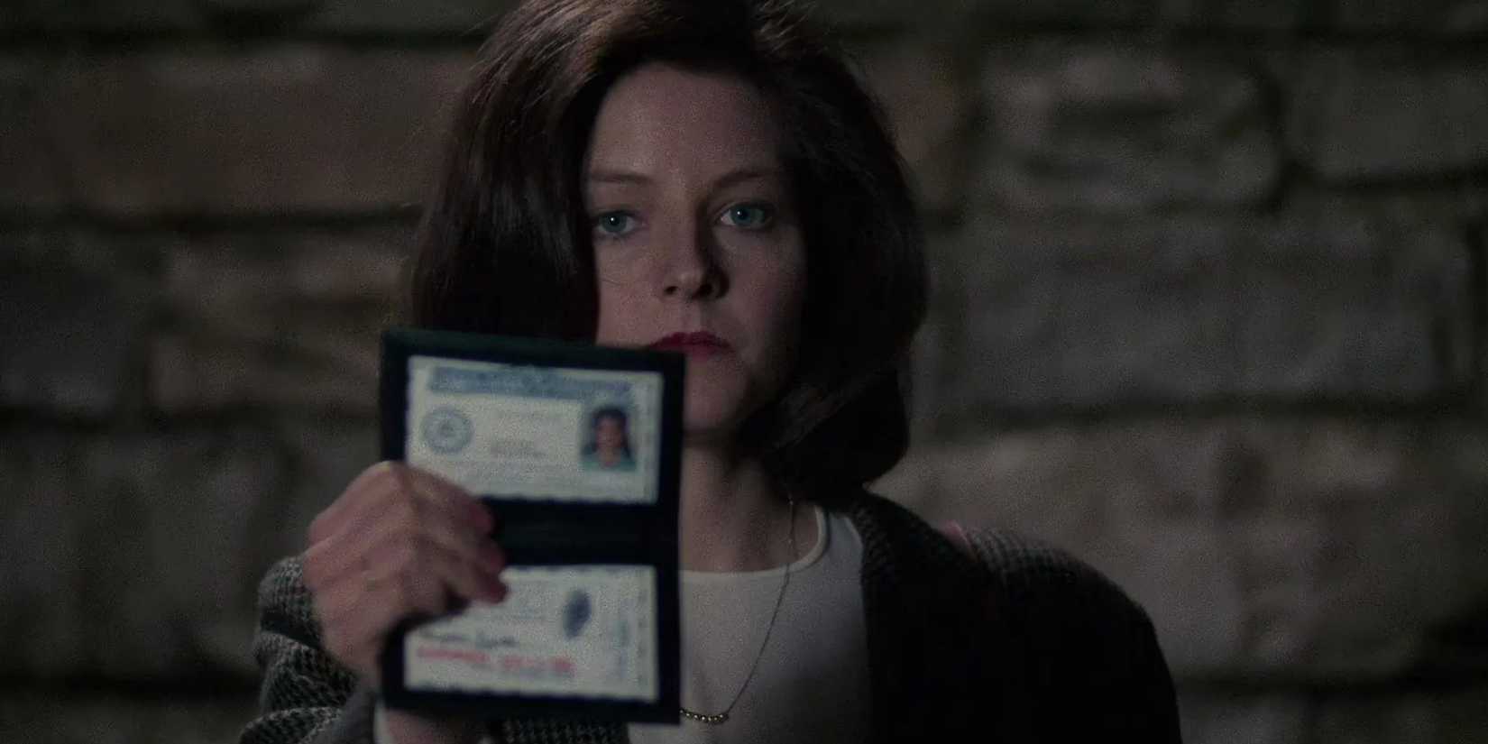 Clarice Starling menunjukkan lencana FBI-nya di The Silence of the Lambs