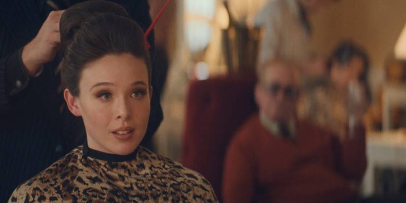 Элла Битти в роли Кейт Харрингтон, делающей себе прическу, как Бэйб в сериале "Feud: Capote Vs. The Swans"