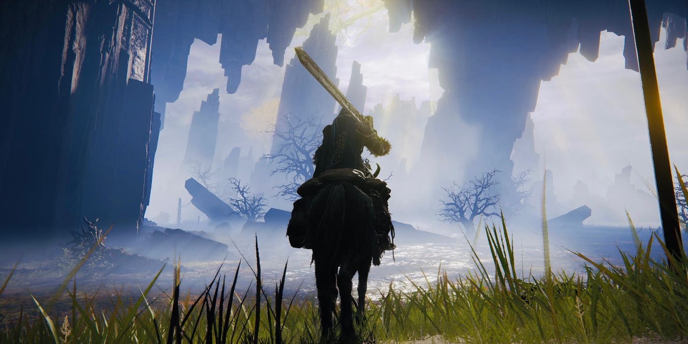 Um jogador olhando para uma caverna a cavalo com uma grande espada pendurada no ombro em Elden Ring