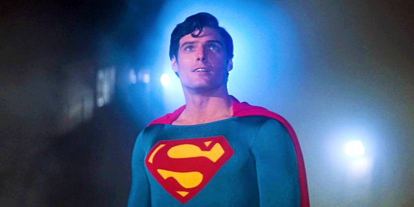 Christopher Reeve como Superman olhando para o céu