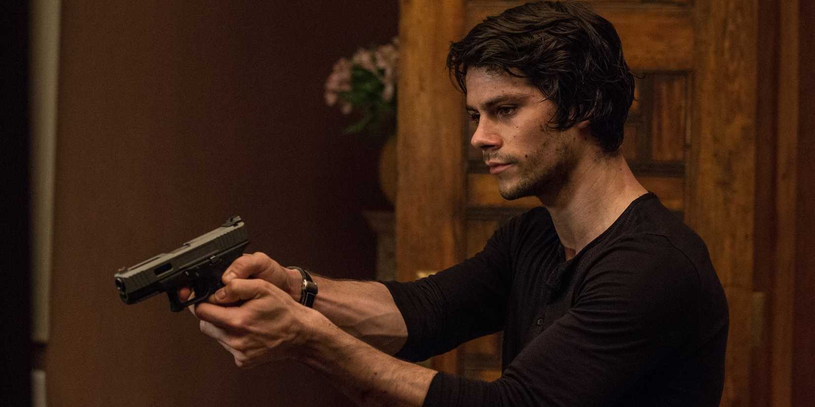Dylan O'Brien con una pistola en el asesino estadounidense