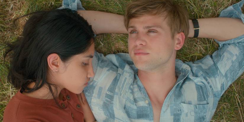 Эм и Дек лежат вместе на траве в сериале "Один день"