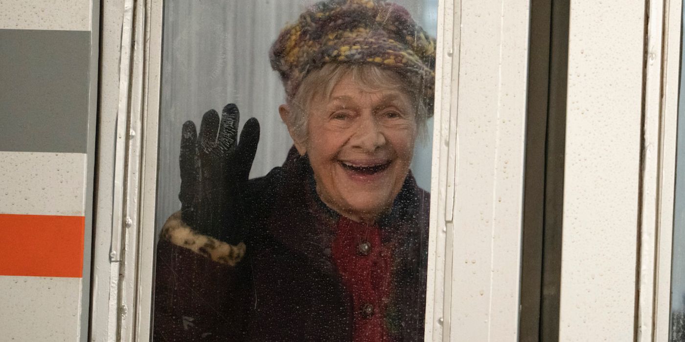 Estelle Parsons as Bev waving through a window in The Conners