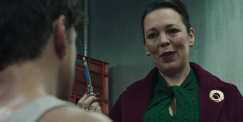 Olivia Colman como Sonya Falsworth parecendo divertida e segurando uma agulha na invasão secreta temporada 1 episódio 2