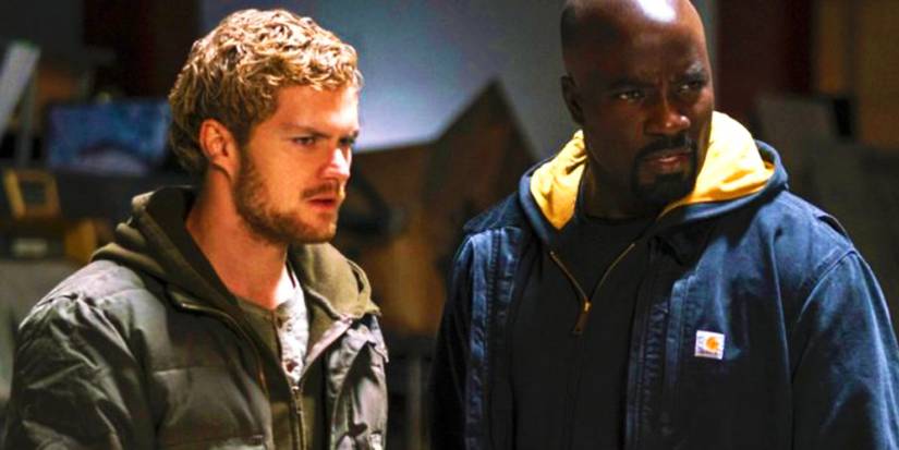Finn Jones e Mike Colter como Punho de Ferro e Luke Cage na Saga dos Defensores da Marvel Television.