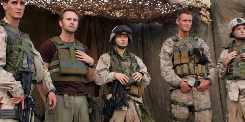 O elenco de Generation Kill, da HBO, em fila fora de uma tenda