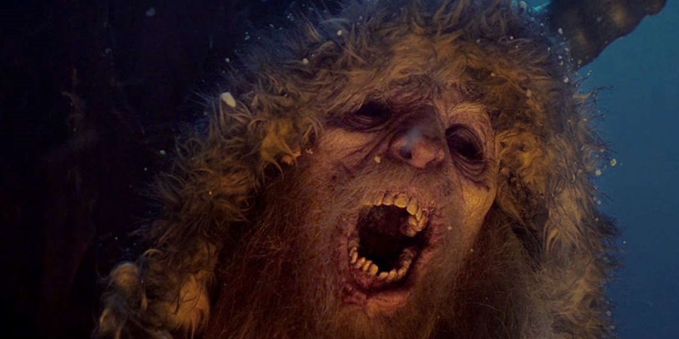 Gideon Emery como Krampus ruge em uma cena de Krampus.