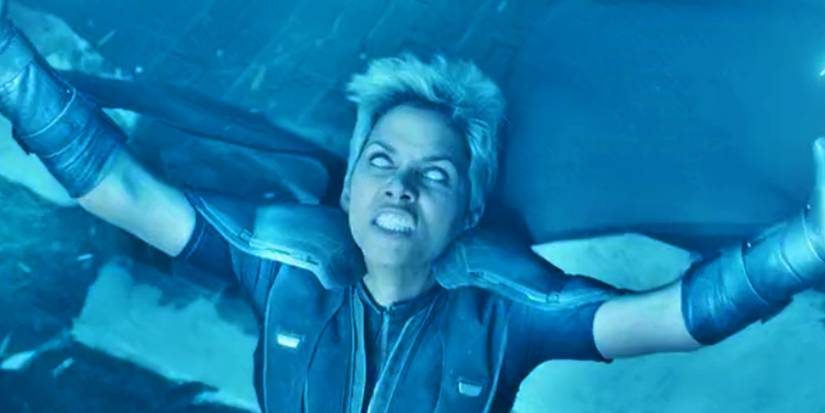 Halle Berry como Tempestade usando seus poderes em X-Men: Dias de um Futuro Esquecido.
