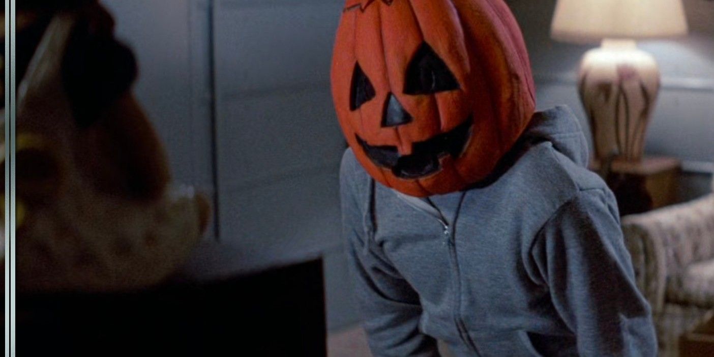 Menino assistindo ao especial Silver Shamrock em Halloween III