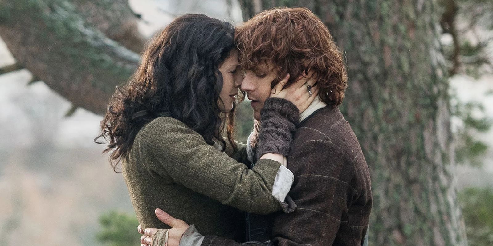 Jamie and Claire kissing in front of a tree in Outlander