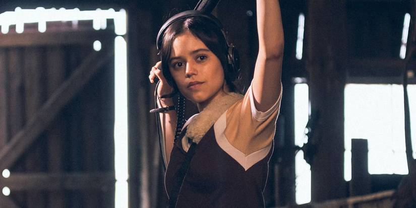 Jenna Ortega como Lorraine segurando um microfone boom em uma cena de X