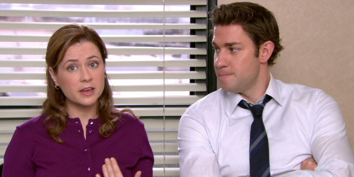 Jim escuta atentamente enquanto Pam fala em um segmento de entrevista do The Office