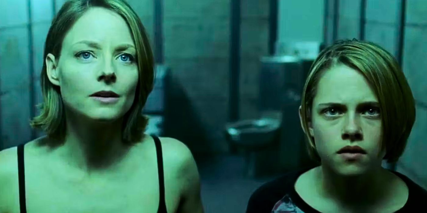 Jodie Foster and Kristen Stewart stare at the monitors in Panic Room