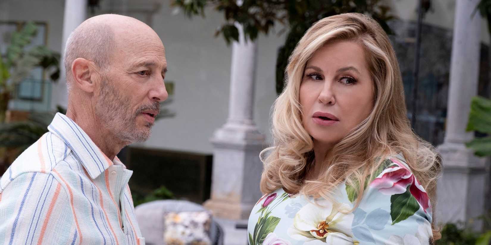 Jon Gries e Jennifer Coolidge conversando em The White Lotus temporada 2.