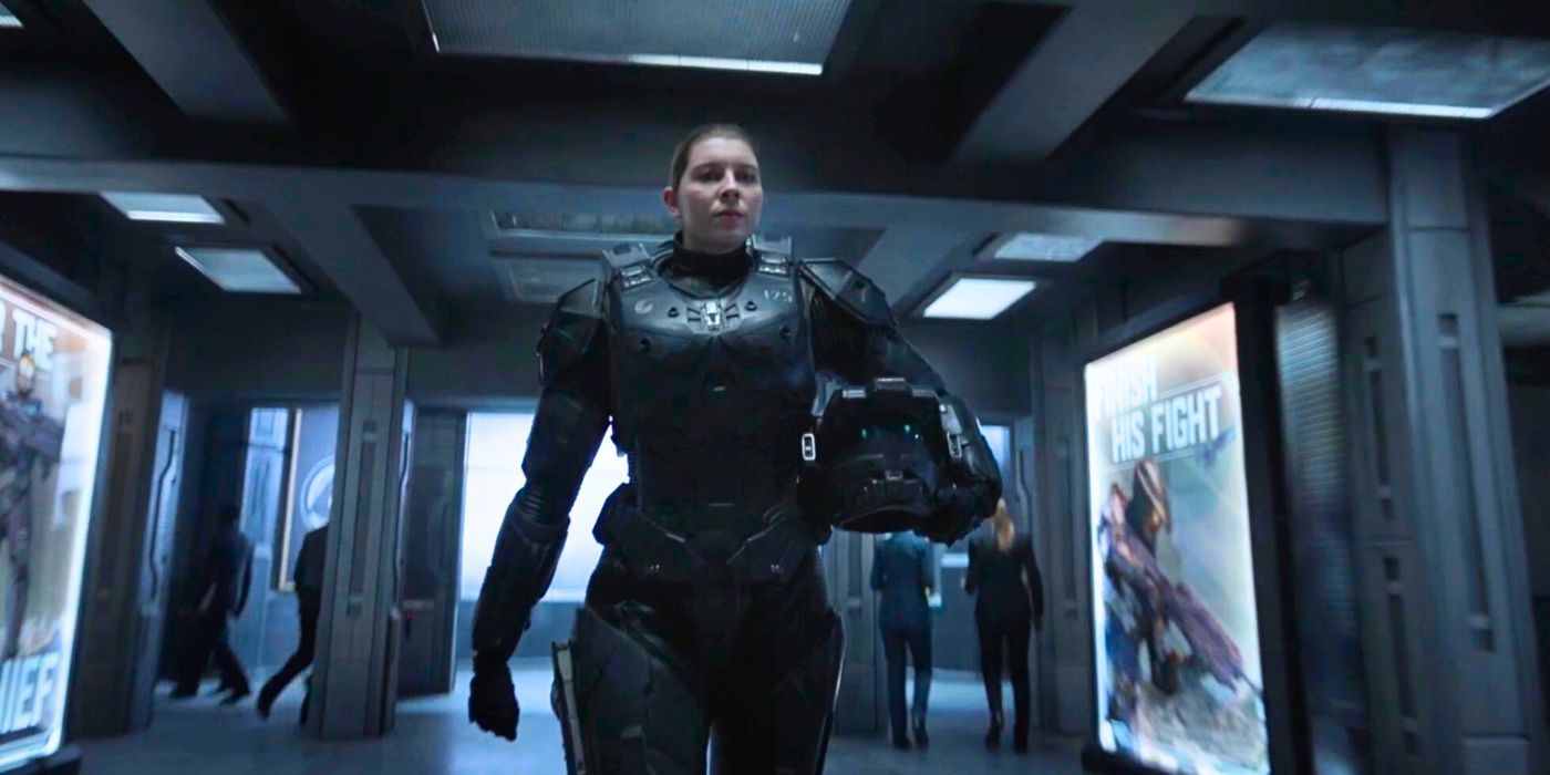 Kai (Kate Kennedy) caminha por um corredor do UNSC em Onyx com seu capacete espartano na 2ª temporada de Halo