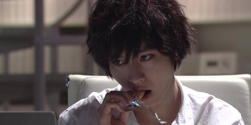 L From Death Note Snacks Death Note's Best Live-Action Adaptation: 2015 Japanese Mini-Series ...