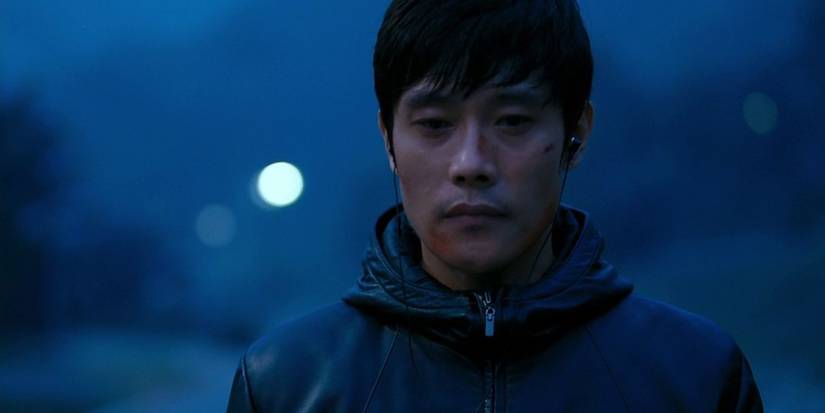 Lee Byung-hun as Kim Soo-hyun looks despondent in I Saw the Devil.
