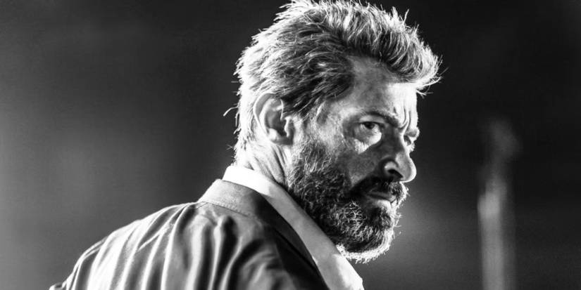 Hugh Jackman em Logan em preto e branco olhando por cima do ombro
