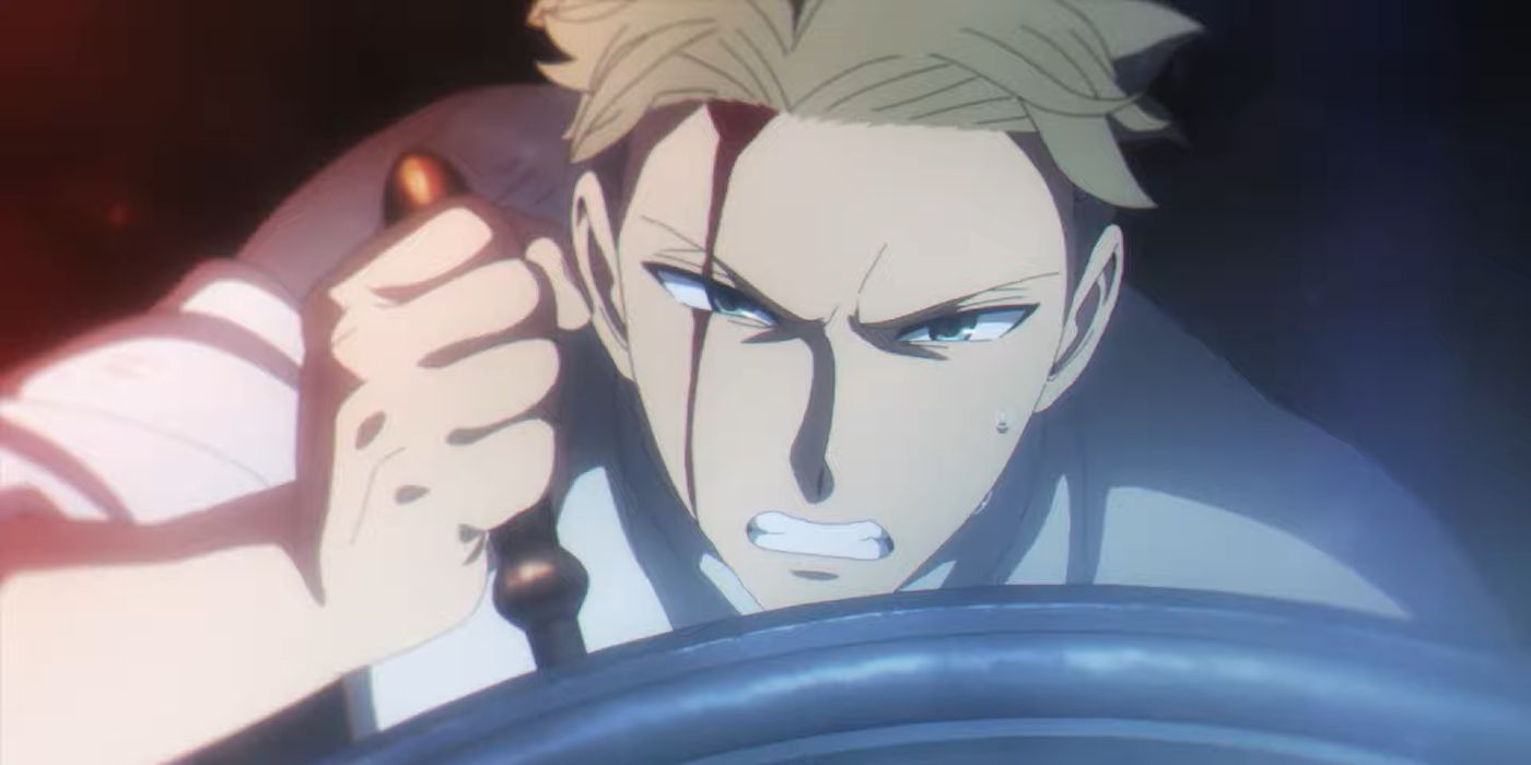 Льойд Форгер в "Семья шпионов: Белый", держащий штурвал с кровью, стекающей по лицу.